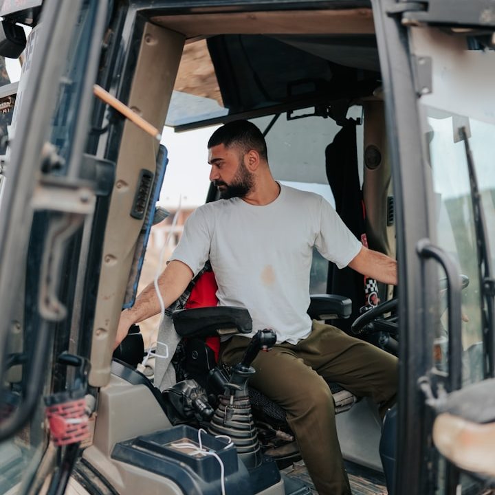 AQAS Mitarbeiter bei Erd- und Maschinenarbeiten auf der Baustelle