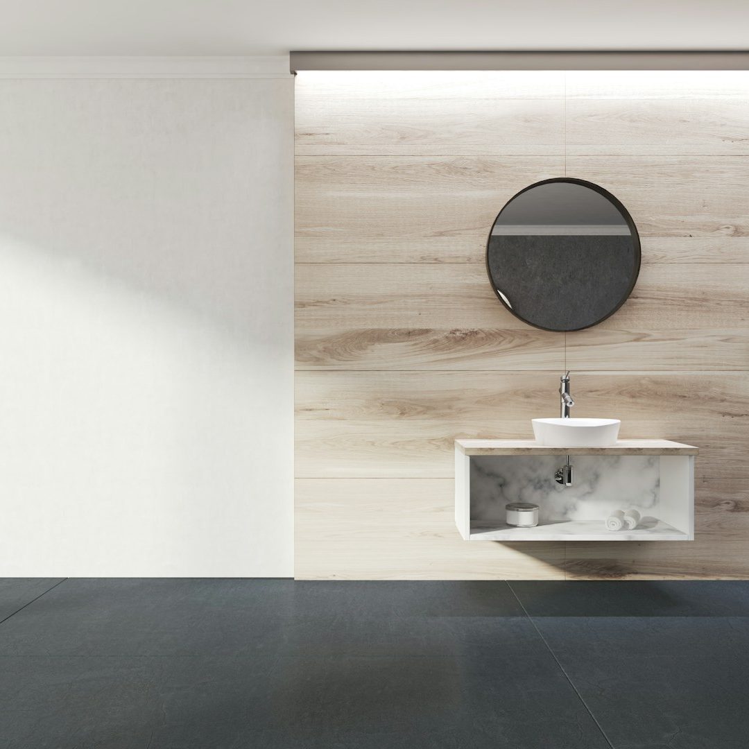 Modernes helles Bad mit Holzelementen und bodengleicher Dusche