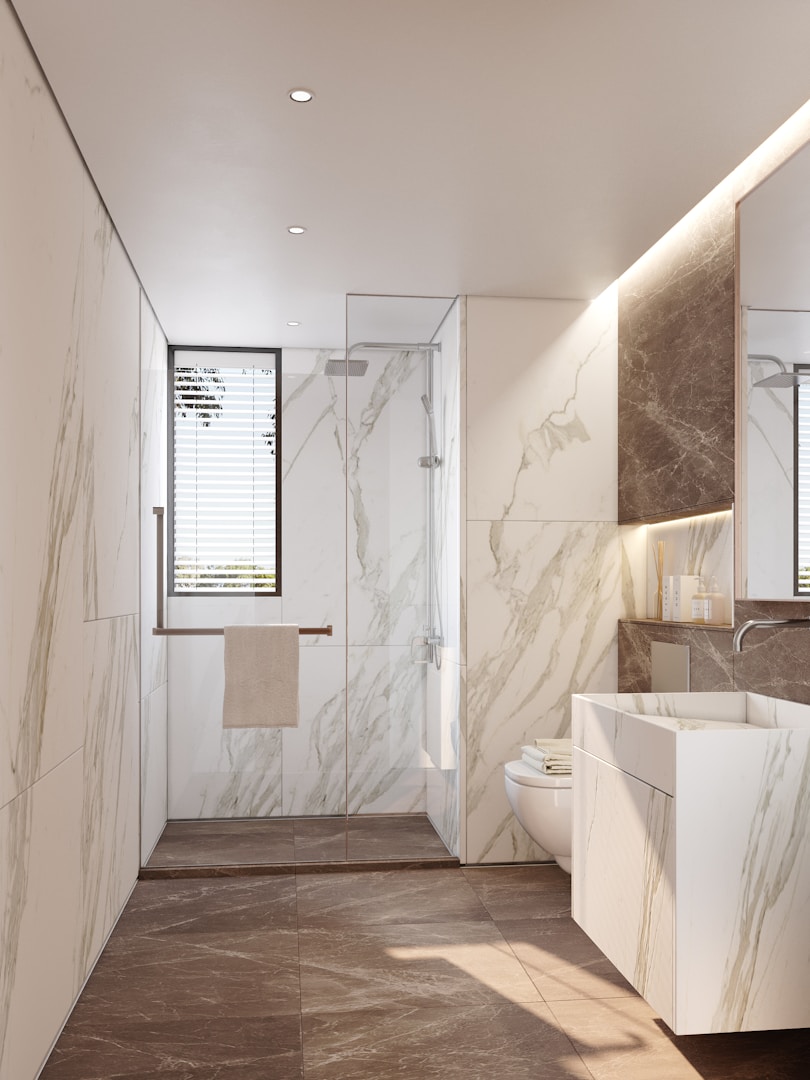 Saniertes Bad in eleganter Marmoroptik mit ebenerdiger Dusche